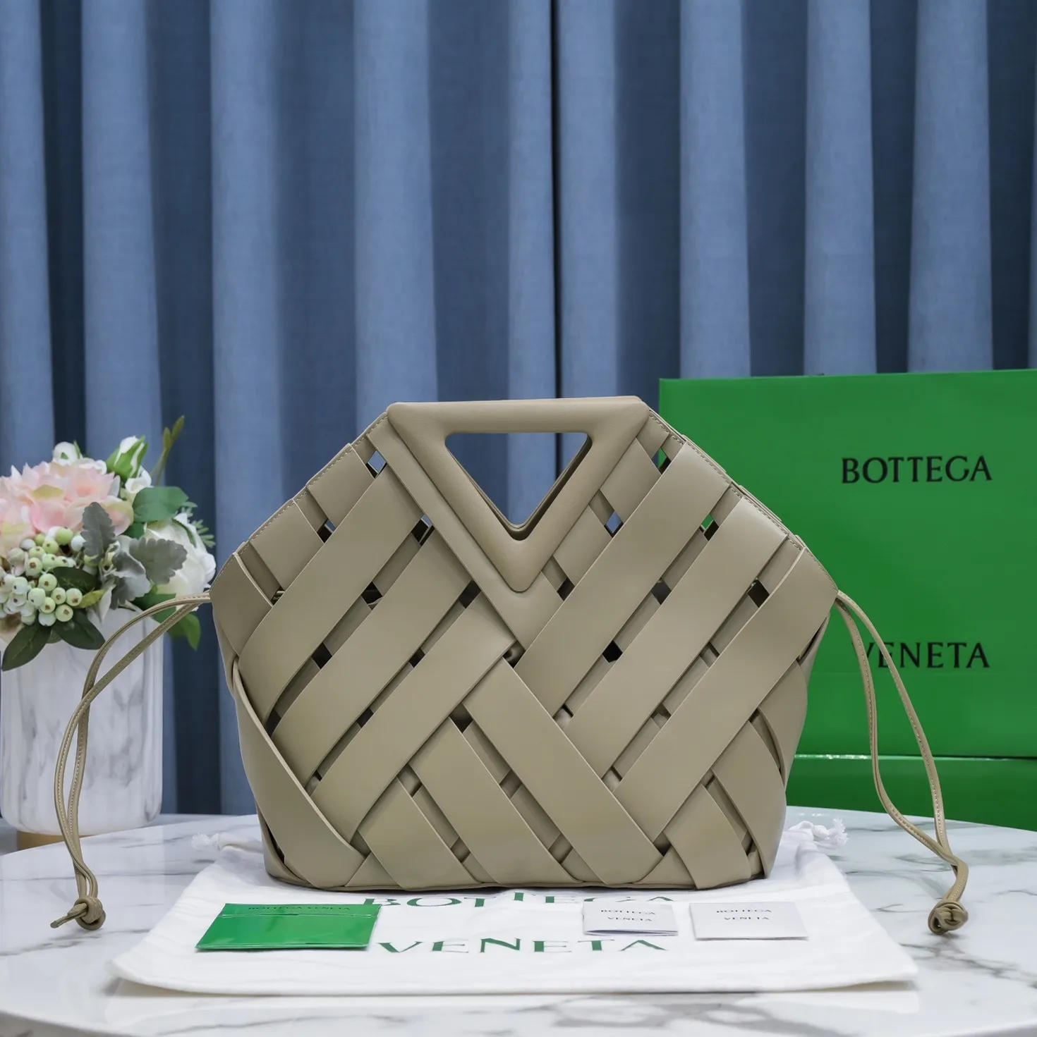 #B家 🔥4042 new autumn and winter styles are here! This is a creative handbag that looks super high-end. French calfskin scissor handbag. The inner bag can be actively used separately. Paper nylon drawstring bag. Magnetic handle opening and closing makes the whole bag calm and practical. Innovative concepts and classics coexist, making you feel the modern realm of art and elegance. Size 31x30.5x17.5, model: 6610#